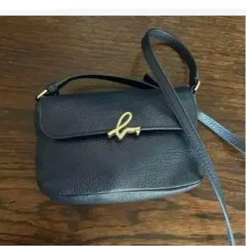 에네스베 네이비 가죽 플랩 숄더백