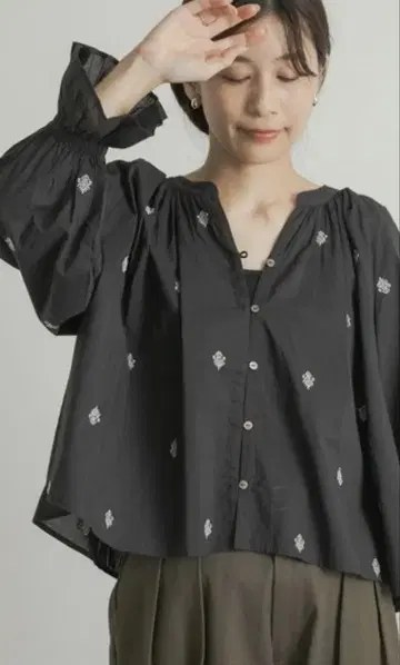 어반 리서치 도어스 라메 자수 블라우스 블랙