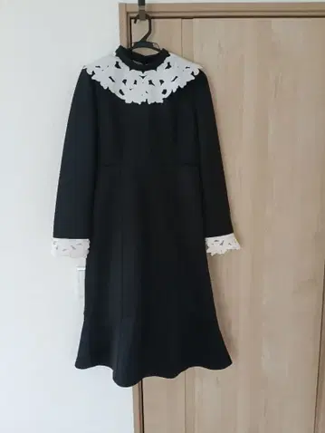 셀포드 카라 부착 블랙 원피스 38