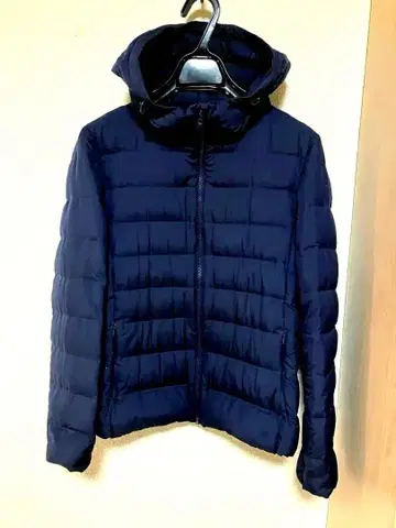 유니클로 울트라 라이트 다운 심리스 후드티 네이비 M