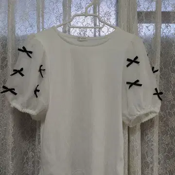 퍼프 슬리브 리본 포함 화이트 T셔츠