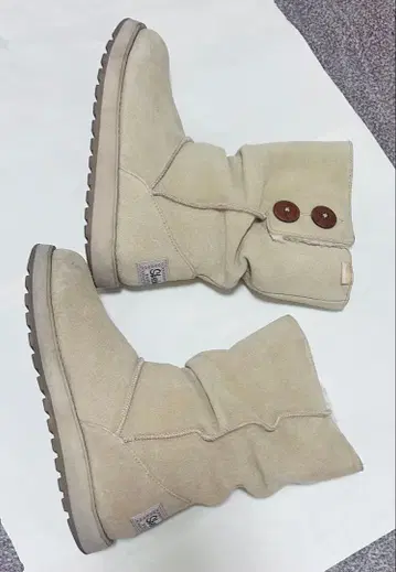 SKECHERS 베이지 어그 부츠