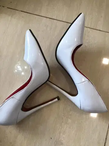 화이트 스틸레토 하이힐