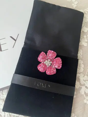 새상품 Foxey 폭시 꽃 브로치