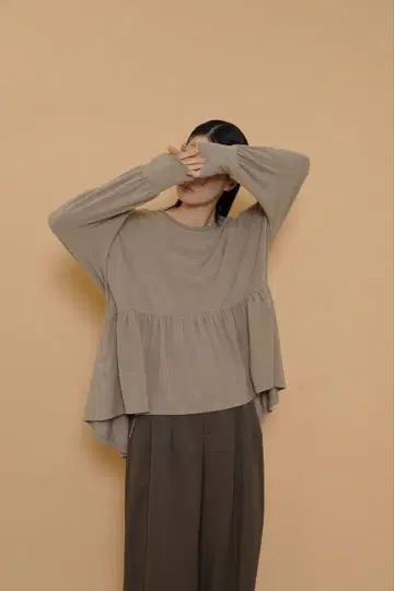 CYAN tokyo 라운드 개더 웜 돌먼 TOPS