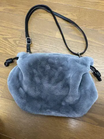 퍼 숄더백 그레이