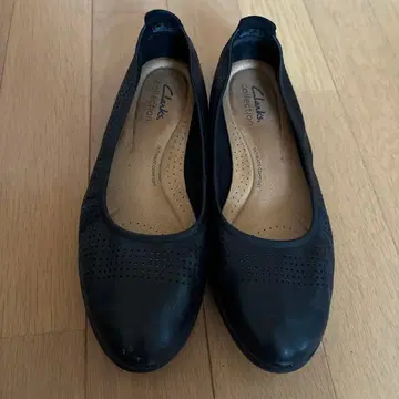 Clarks 블랙 로퍼 펀칭 디자인
