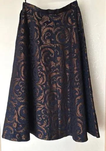 새상품 UNTITLED 자카드 플레어 스커트 네이비 x 브라운 가을/겨울