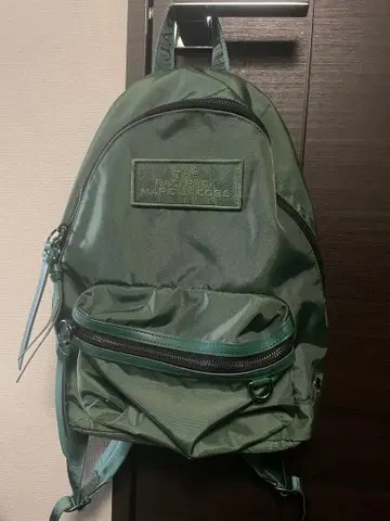 올리브 그린 나일론 백팩