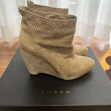 COBRA 베이지 스웨이드 웨지힐 부츠