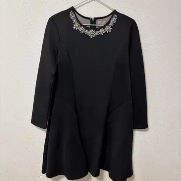 블랙 비쥬 장식 A라인 원피스