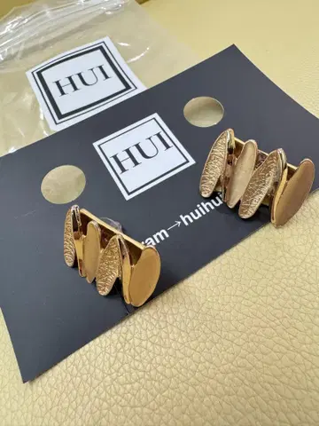 HUI 골드 컬러 다층 디자인 귀걸이