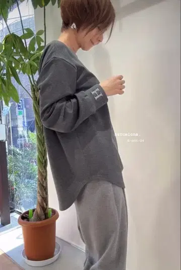 한정판 완판템 H 자수 그레이 속기모 롱티 안나 리