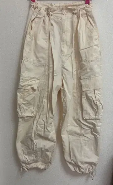 크림색 카고 팬츠