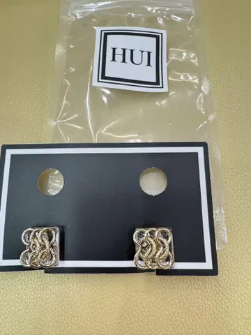 HUI 실버 매듭 디자인 귀걸이