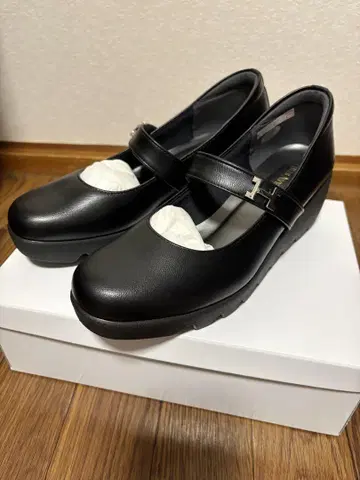 힐즈아베뉴 블랙 스트랩 펌프스 23cm 미사용 새상품