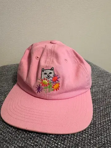 RIPNDIP 핑크 캡 고양이의 숲