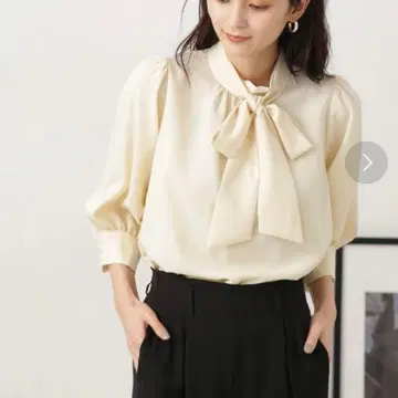 나노 유니버스 보타이 탈부착 가능 2way 블라우스 베이지 상의