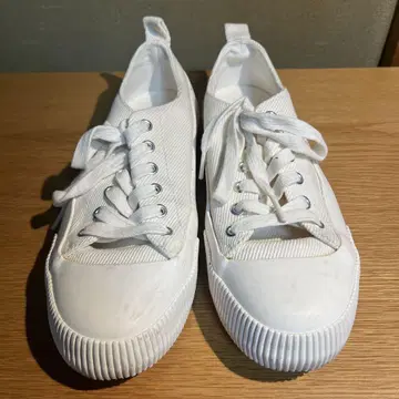 COS 화이트 캔버스 스니커즈
