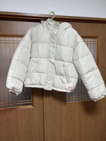 아이보리 후드 부착 다운 자켓