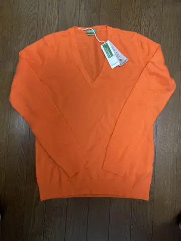 새상품 베네통 V넥 스웨터