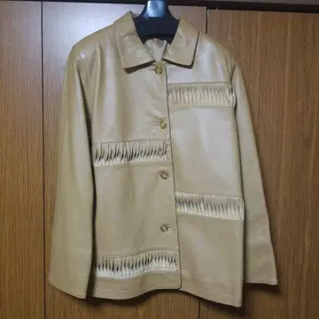 베이지 양가죽 프릴 디자인 자켓
