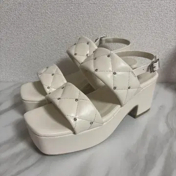 NICE CLAUP 비쥬 스터드 퀼팅 샌들 아이보리 L