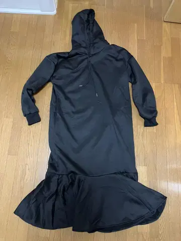 후드 부착 블랙 롱 원피스