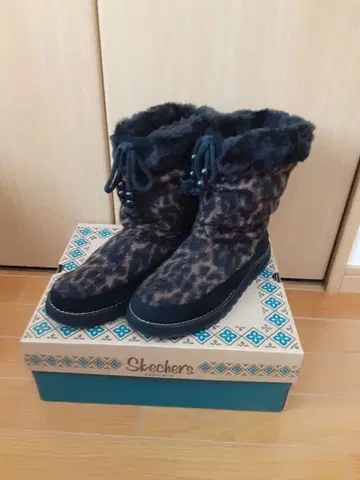 Skechers 레오파드 무늬 퍼 부츠