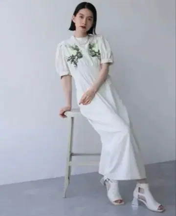 새상품급 HARE 꽃무늬 자수 반팔 롱 원피스