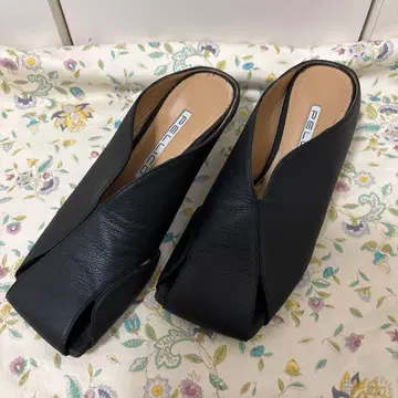 PELLICO 블랙 가죽 뮬 펌프스