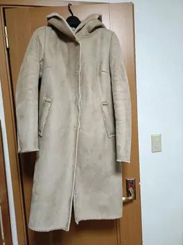 LUCA 베이지 후드 부착 롱 코트 페이크 무스탕