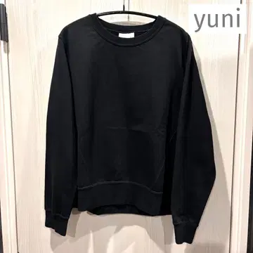 yuni 블랙 크루넥 맨투맨