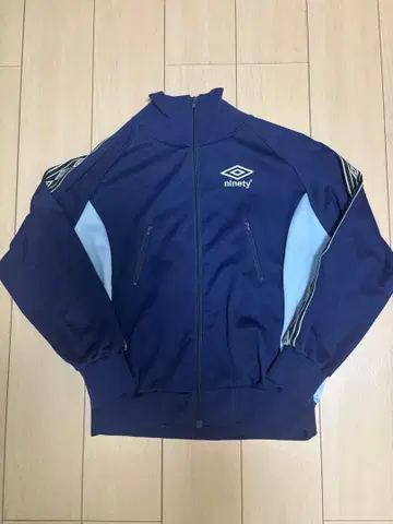 즉시 품절 모델 9090 x UMBRO 콜라보 네이비 트랙 자켓