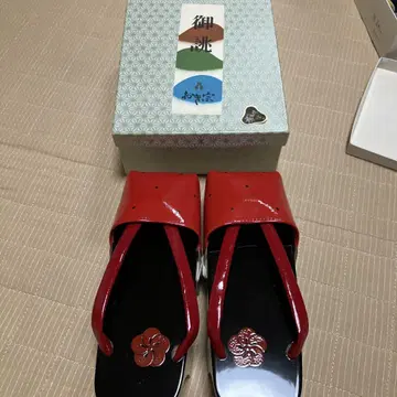 빨간 꽃 무늬 나막신 비오는 날 신는 나막신