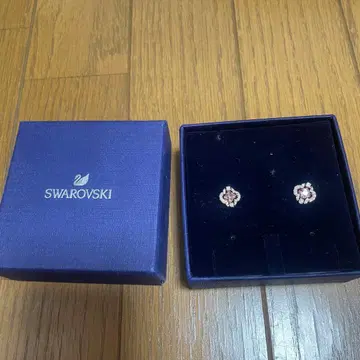 Swarovski 핑크 플라워형 귀걸이