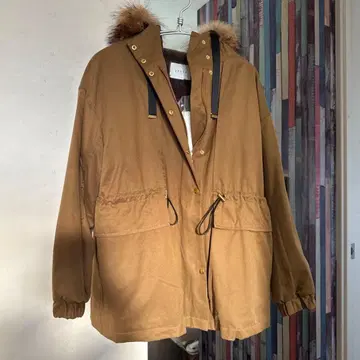 trois 퍼 달린 카멜 모즈 코트