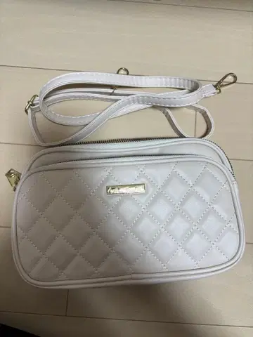 화이트 퀼팅 숄더백