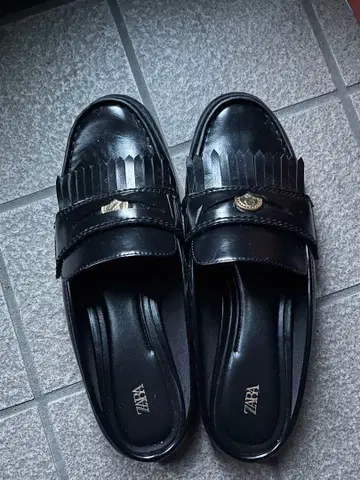 컨디션 최상 ZARA 플랫 로퍼 메탈 디테일 코인 로퍼 38