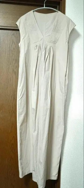 스픽앤스팬 베이지 슬리브리스 원피스