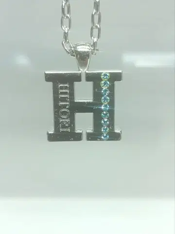 사이토 히토리 씨 H형 목걸이 옅은 블루
