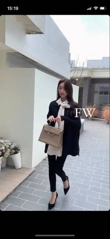 리본 포함 블랙 화이트 케이프 코트 자켓