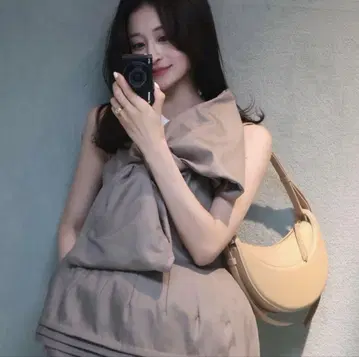 [ 가격 인하 중 ] Bibiy 리본 상의 sarah ribbon top