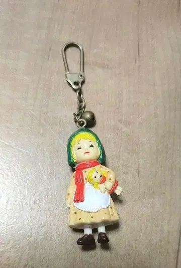 오란다 마을 쇼와 레트로 봉제 인형을 안은 여아 키링