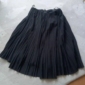 ASTRAET 블랙 플리츠 무릎 아래