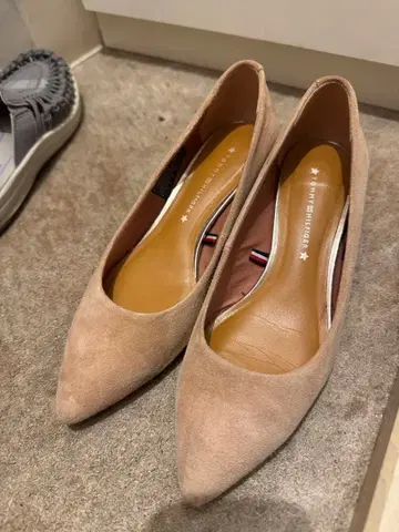 [ 할인 ] 타미힐피거 베이지 스웨이드 펌프스 23cm
