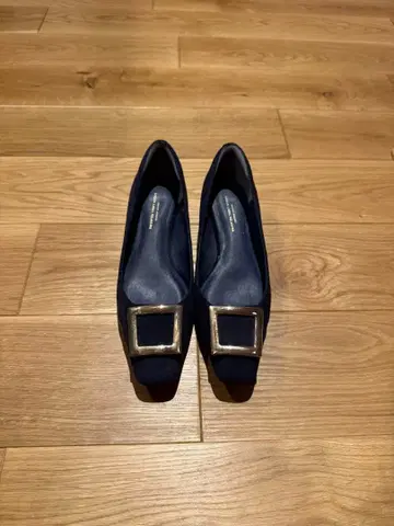 네이비 버클 스웨이드 우천 겸용 펌프스