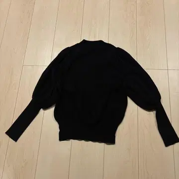La boutique BonBon 블랙 벌룬 슬리브 니트