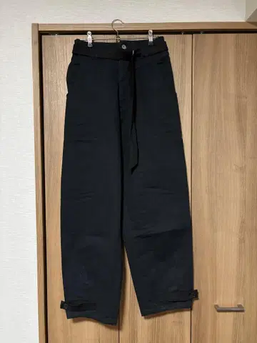 TOKYO BASE 블랙 커팅 코쿤 팬츠