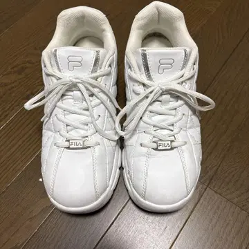 FILA 화이트 스니커즈